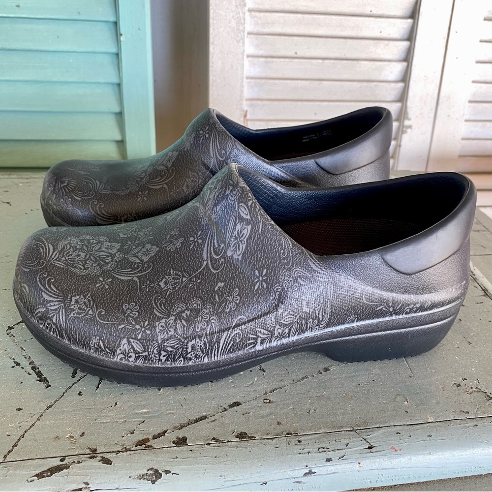 Crocs Neria Pro II Graphic Slip Resistant‎ Clogs Shoes Womens 9 Floral Black